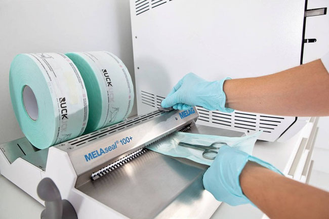 Folienschweißgerät zum Verpacken der Instrumente in Sterilisationsfolie.